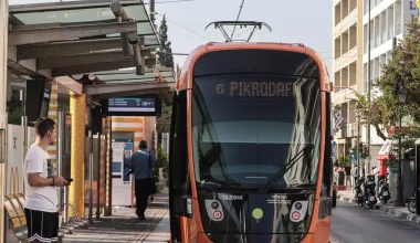 Απόπειρα αυτοκτονίας στις γραμμές του τραμ στη στάση Συγγρού Φιξ: Ένας άνδρας μεταφέρθηκε στο νοσοκομείο 