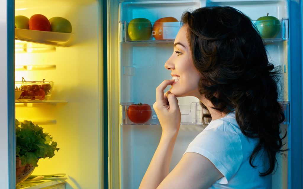 Πώς επηρεάζει το βραδινό φαγητό το βάρος σου – Αυτή είναι η ιδανική ώρα να το καταναλώνεις