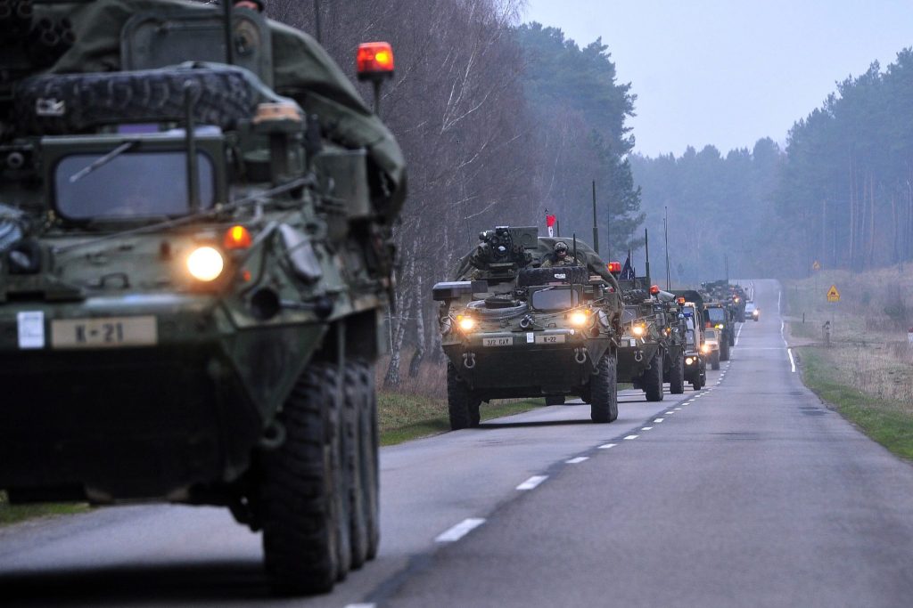 Το ΝΑΤΟ δημιουργεί «χερσαίους διαδρόμους» για να μεταφέρονται αμερικανικές δυνάμεις στα ρωσικά σύνορα – Η «εμπλοκή» της Ελλάδας