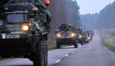 Το ΝΑΤΟ δημιουργεί «χερσαίους διαδρόμους» για να μεταφέρονται αμερικανικές δυνάμεις στα ρωσικά σύνορα – Η «εμπλοκή» της Ελλάδας
