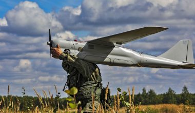Ουκρανικό Yak-52 προσπαθεί να καταρρίψει ρωσικό UAV – Το παρακολουθούσε ένα άλλο ρωσικό drone (βίντεο)
