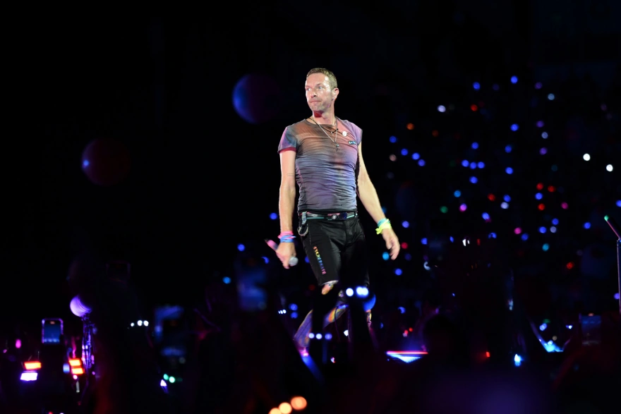 Οι Coldplay έβαλαν «φωτιά» στο ΟΑΚΑ – Φωτογραφίες από το κατάμεστο γήπεδο