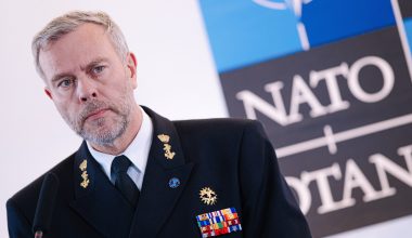 Πρόεδρος στρατιωτικής επιτροπής του ΝΑΤΟ, ναύαρχος Ρ.Μπάουερ: «Οι Ρώσοι βρίσκονται παντού»