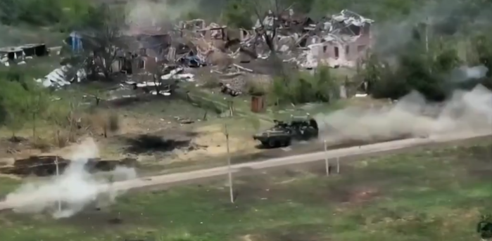 Ρωσικό τεθωρακισμένο όχημα μεταφοράς προσωπικού καταστρέφει άρμα μάχης πεζικού των ουκρανικών Δυνάμεων στο Σοκίλ