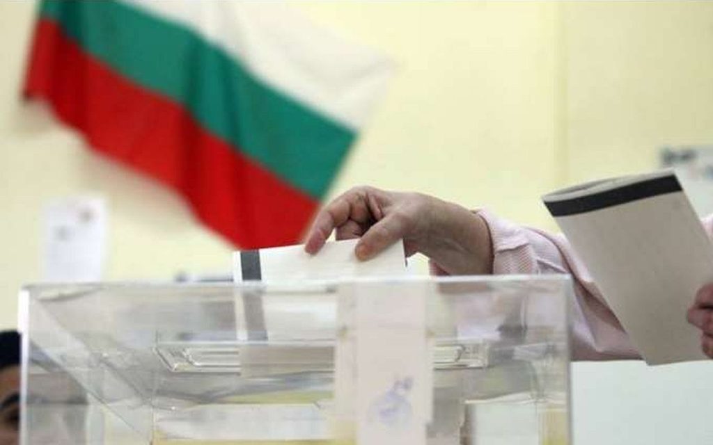 Στις κάλπες για τις έκτες βουλευτικές εκλογές μέσα σε τρία χρόνια οι Βούλγαροι