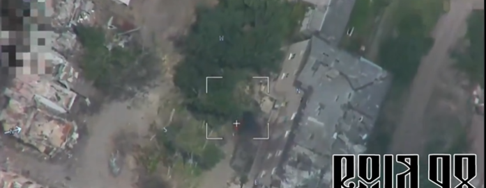 H στιγμή που ρωσικό drone FPV χτυπά θωρακισμένο αυτοκίνητο των ουκρανικών Δυνάμεων στο Τσάσιβ Γιαρ (βίντεο)