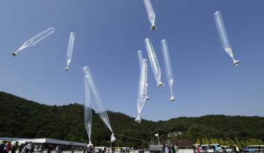Η Β.Κορέα έστειλε και πάλι μπαλόνια με απορρίμματα στη Ν.Κορέα – Με αντίποινα απειλεί η Σεούλ (φώτο-βίντεο)