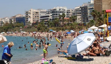 «Πλημμύρισαν» οι παραλίες της Αττικής – Ψήφισαν… θάλασσα αντί για κόμματα (φωτο)
