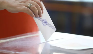 Ροδόπη: Χειροπέδες σε υποψήφιο ευρωβουλευτή που μοίραζε σταυρωμένα ψηφοδέλτια