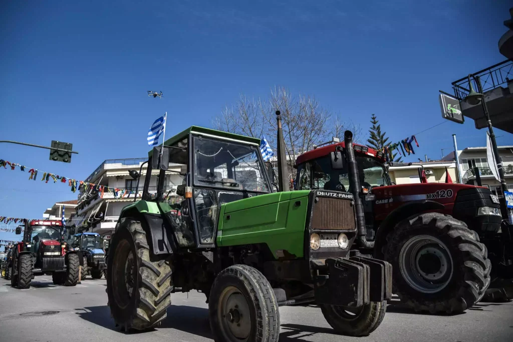 Ευρωεκλογές: Διαμαρτύρονται οι καστανοπαραγωγοί – Παρέταξαν τρακτέρ έξω από εκλογικό κέντρο στην Μελιβοία Αγιάς