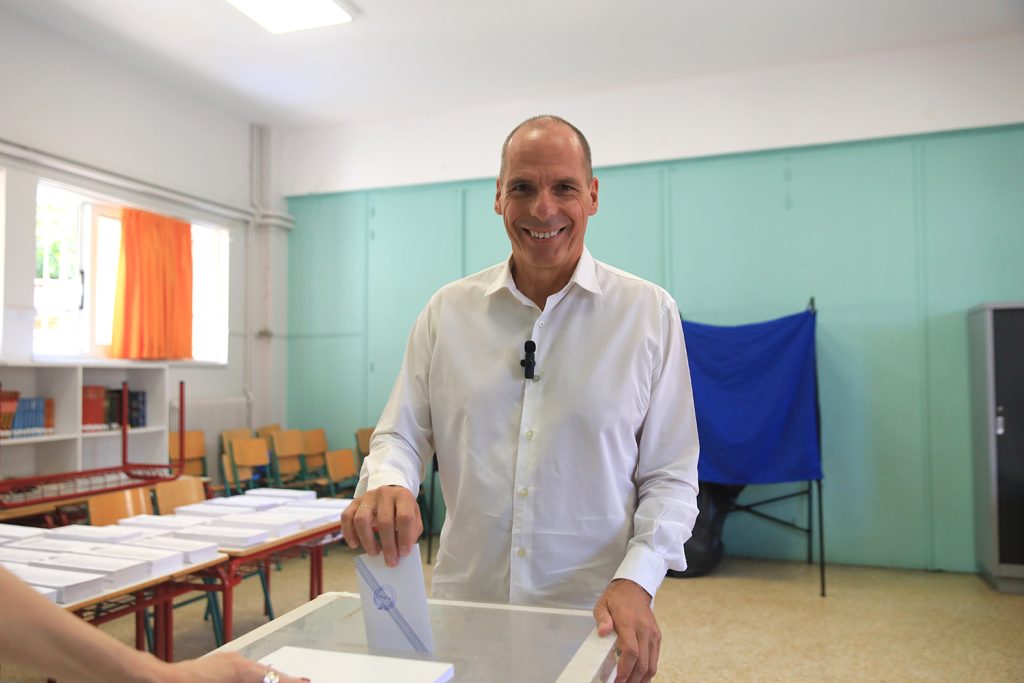 Στο Π.Φάληρο άσκησε το εκλογικό του δικαίωμα ο Γ.Βαρουφάκης – «Όσο δεν ψηφίζεις σε κυβερνούν πιο αδυσώπητα» (βίντεο)