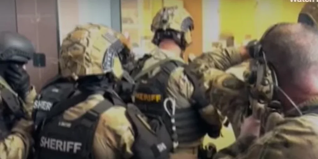 ΗΠΑ: Αστυνομικός εξουδετέρωσε ληστή που χρησιμοποιούσε ομήρους σαν ασπίδα – Βίντεο ντοκουμέντο 