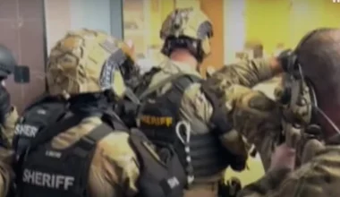 ΗΠΑ: Αστυνομικός εξουδετέρωσε ληστή που χρησιμοποιούσε ομήρους σαν ασπίδα – Βίντεο ντοκουμέντο 