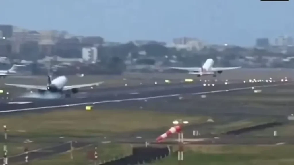Βίντεο: Αεροπλάνο προσγειώθηκε στο αεροδρόμιο του Μουμπάι την ώρα που άλλο αεροσκάφος απογειωνόταν