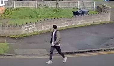 Βρετανία: Η στιγμή που άνδρας προσπαθεί να επιτεθεί σε 15χρονη στη μέση του δρόμου (βίντεο)