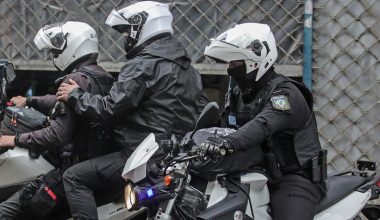 Χαλκίδα: Αναζητείται αστυνομικός που χτύπησε με κράνος την πρώην σύντροφό του – Την απείλησε με «ροζ» φωτογραφίες