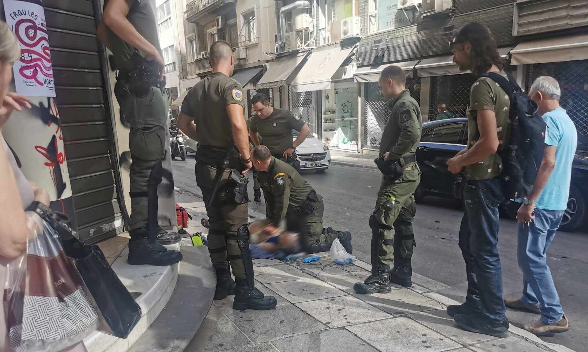 Άνδρας κατέρρευσε στο κέντρο της Αθήνας από τη ζέστη – Υπέστη ανακοπή (φώτο)