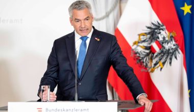 Αυστρία: Η κυβέρνηση δεν προκηρύσσει πρόωρες εκλογές