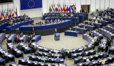 Ευρωκοινοβούλιο: Ποιος είναι ο μισθός και τα επιδόματα που λαμβάνουν οι ευρωβουλευτές