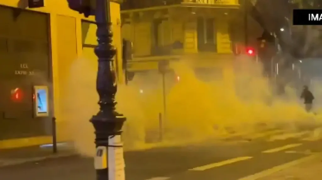 Επεισόδια στους δρόμους του Παρισιού μετά την επικράτηση της Μ.Λεπέν στις Ευρωεκλογές (βίντεο) 
