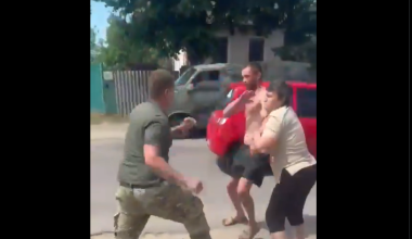 Βίντεο: Ουκρανός στρατονόμος ξυλοκοπεί μία μάνα και τον γιο της που προσπαθούσε να αποφύγει την υποχρεωτική στράτευση