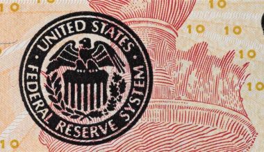 Fed: Διατηρεί αμετάβλητα τα επιτόκια στο εύρος 5,25% με 5,50% – Πληθωρισμός 2%… το 2026