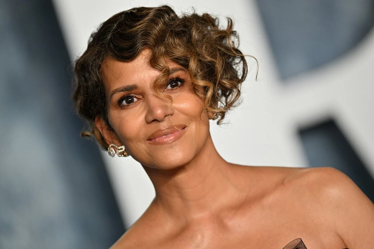 Halle Berry: Η ηθοποιός δεν μπορεί να βγάλει τα ρούχα της και γίνεται viral (βίντεο) 