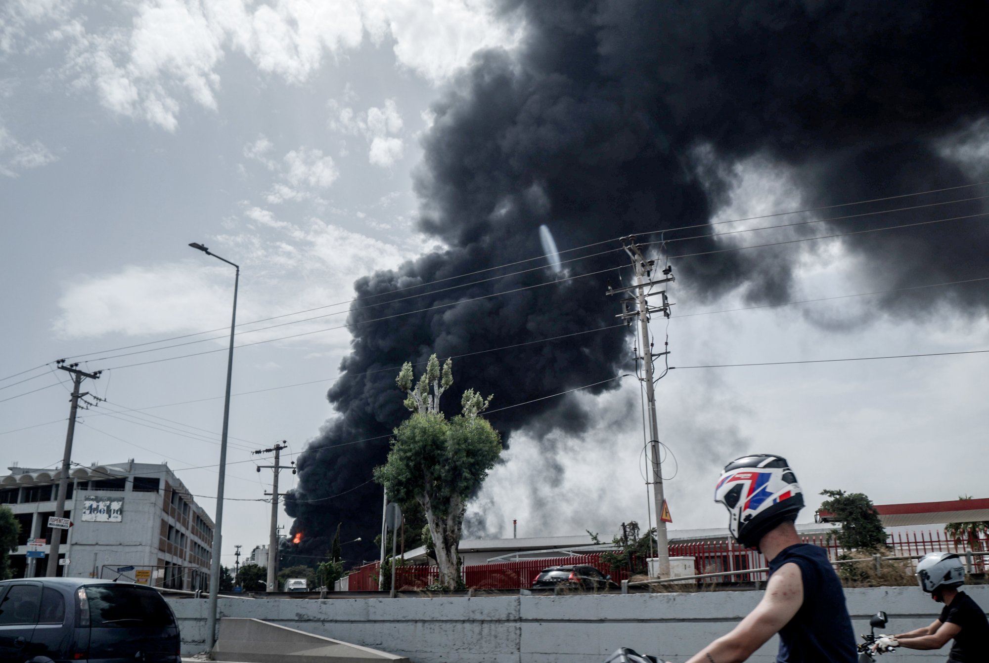 Φωτιά σε εργοστάσιο στην Κάτω Κηφισιά: Πώς επιβαρύνει την υγεία μας ο καπνός – Τι λένε οι πνευμονολόγοι 