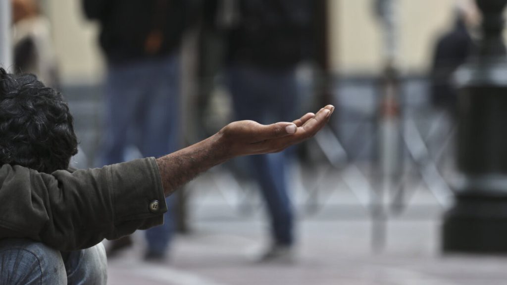 Ένας στους τέσσερις Έλληνες ζούσε στο όριο της φτώχειας το 2023 σύμφωνα με τη Eurostat