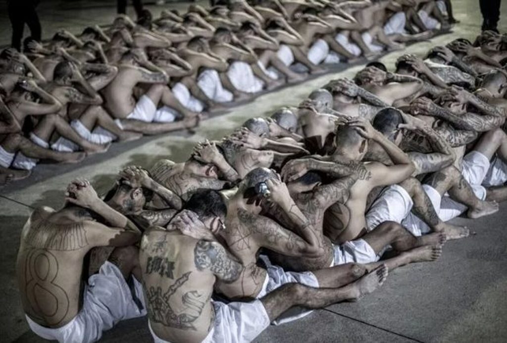 Ελ Σαλβαδόρ: Ανατριχιαστικές εικόνες από τις σκληρότερες φυλακές του πλανήτη (φωτο)