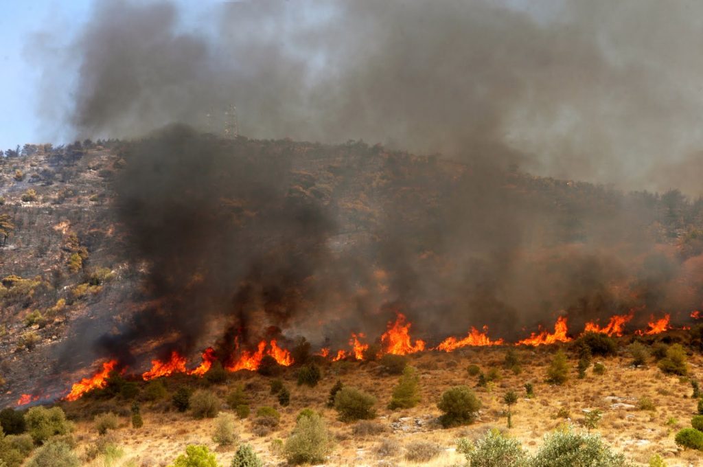 Πυρκαγιά στη Θήβα κοντά σε χωριό – Επιχειρούν και εναέρια μέσα