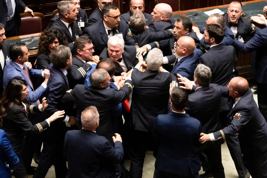 Σουρεαλιστικές καταστάσεις στο ιταλικό κοινοβούλιο: Ήρθαν στα χέρια βουλευτές ενώ άλλοι τραγουδούσαν το «Bella Ciao»