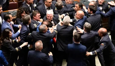 Σουρεαλιστικές καταστάσεις στο ιταλικό κοινοβούλιο: Ήρθαν στα χέρια βουλευτές ενώ άλλοι τραγουδούσαν το «Bella Ciao»