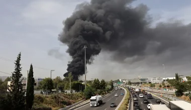 «Στάχτη» έγινε το εργοστάσιο στην Κηφισιά μετά τη φωτιά – Ανησυχία από τις τοξικές ουσίες