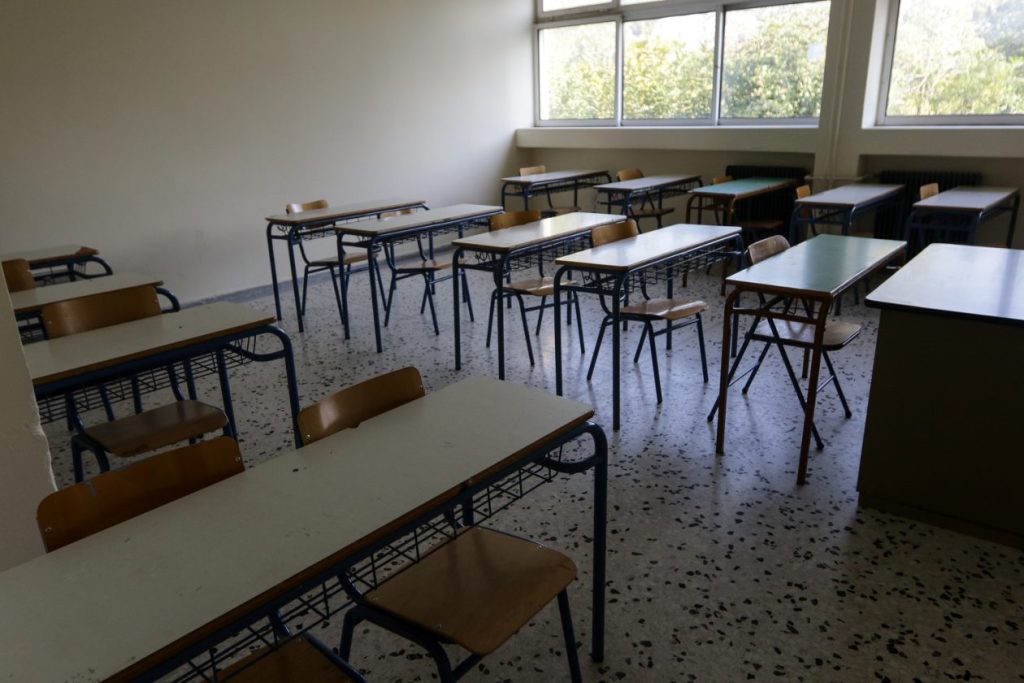 Ο Δήμος Αθηναίων μοίρασε ανεμιστήρες στα σχολεία