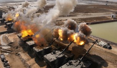 Η… Βόρεια Κορέα «δίνει πλεονέκτημα» στην ρωσική πολεμική μηχανή: 10.000 κοντέινερ με 5 εκατ. βλήματα έστειλε στην Ρωσία