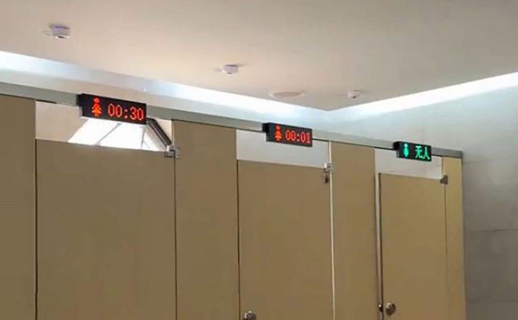 Χρονόμετρα στις τουαλέτες έβαλαν σε δημοφιλή προορισμό στην Κίνα – Μετρούν πόση ώρα μένεις μέσα (βίντεο)