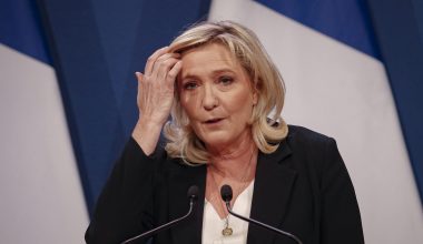 Γαλλία: Για «διοικητικό πραξικόπημα» από τον Εμμανουέλ Μακρόν προειδοποίησε η Μαρίν Λεπέν