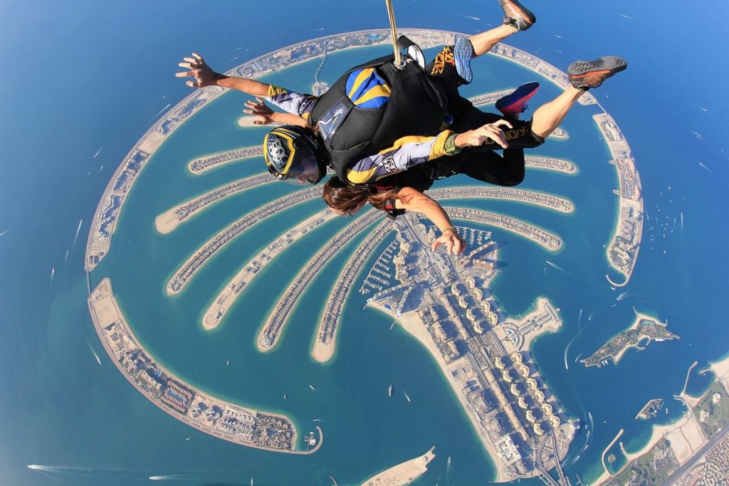 Βίντεο: Πέφτει με αλεξίπτωτο από ουρανοξύστη του Ντουμπάι κάνοντας surfing σε πισίνα στην στέγη!