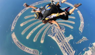 Βίντεο: Πέφτει με αλεξίπτωτο από ουρανοξύστη του Ντουμπάι κάνοντας σέρφινγκ σε πισίνα στην στέγη!