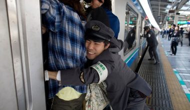 Βίντεο: Κυριολεκτικά έτοιμοι να πάθουν ασφυξία οι κάτοικοι του Τόκιο μέσα στα ΜΜΜ – Τους σπρώχνουν οι σταθμάρχες για να χωρέσουν!