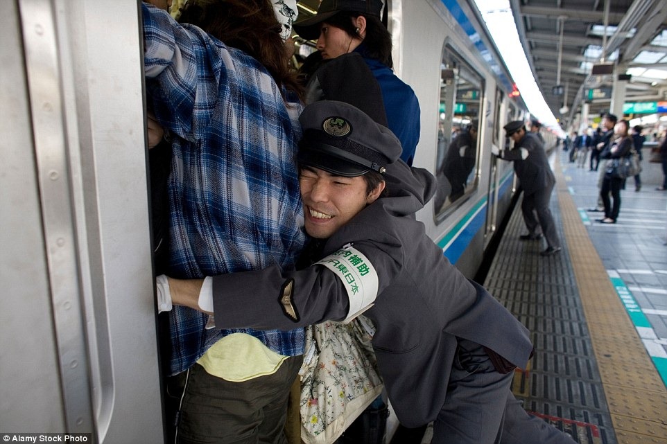 Βίντεο: Κυριολεκτικά έτοιμοι να πάθουν ασφυξία οι κάτοικοι του Τόκιο μέσα στα ΜΜΜ – Τους σπρώχνουν οι σταθμάρχες για να χωρέσουν!