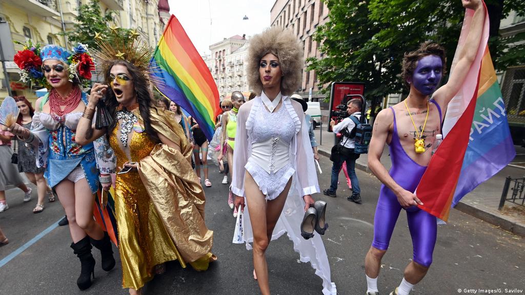 Παρέλαση ΛΟΑΤΚΙ+ στο Σύνταγμα: Δεν τους αρκεί που τους έδωσε η κυβέρνηση ακόμα και μικρά παιδιά – Θέλουν και παρένθετη μητρότητα