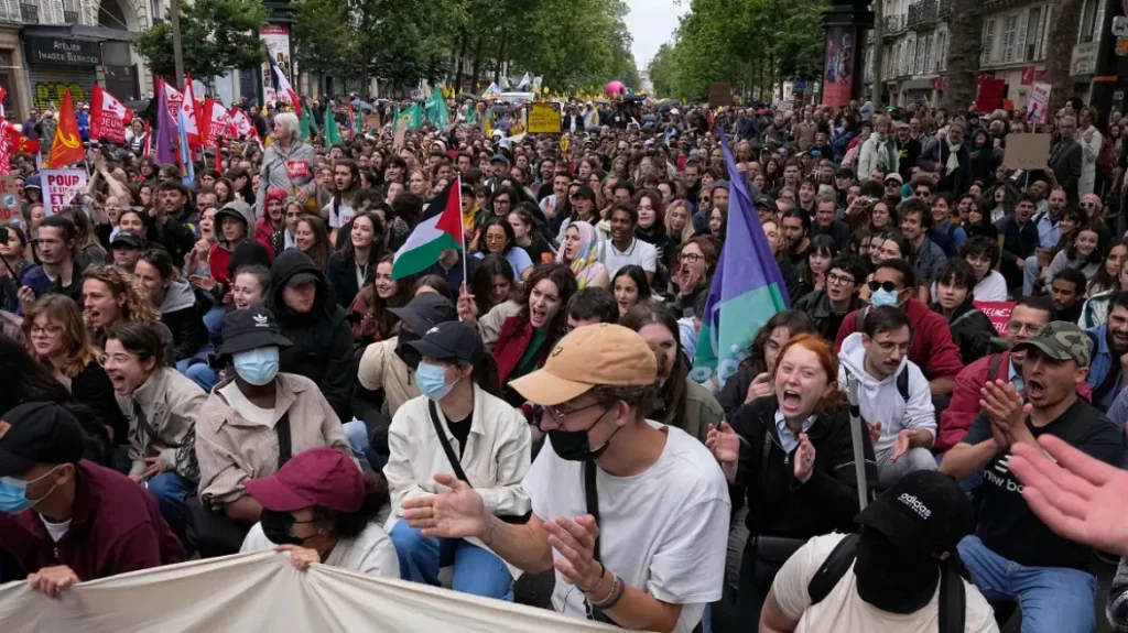 Γαλλία: «Βράζει» το Παρίσι με διαδηλώσεις κατά της Δεξιάς – Επί ποδός 21.000 αστυνομικοί