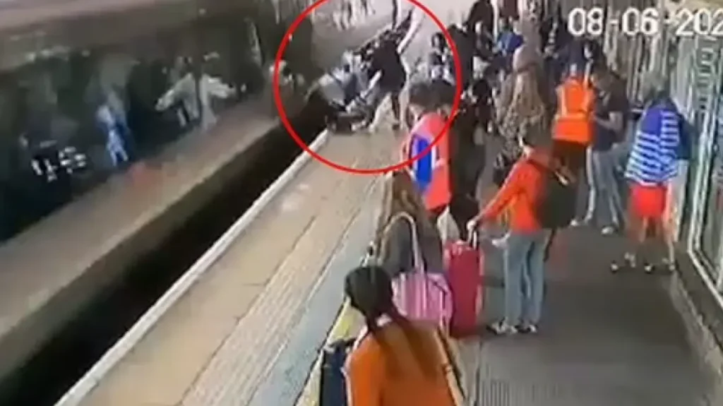 Τρόμος στη Βρετανία: Καροτσάκι έπεσε σε εν κινήσει τρένο αλλά το μωρό σώθηκε (βίντεο)