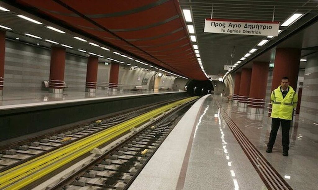 Άγιος Δημήτριος: Απεγκλωβίστηκε άνδρας που έπεσε στις ράγες του μετρό