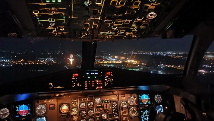 Βίντεο δείχνει την θέα των πιλότων όταν ταξιδεύουν βράδυ!
