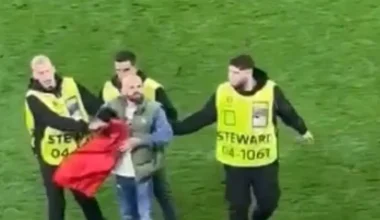 Βίντεο: Η στιγμή της εισβολής του Αλβανού οπαδού στον αγωνιστικό χώρο στο παιχνίδι με την Ιταλία