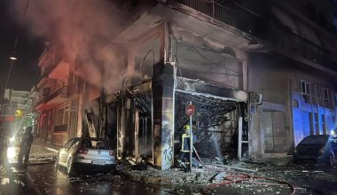 Φωτιά στα Κάτω Πατήσια: «Στάχτη» έγινε τριώροφη πολυκατοικία – Κάηκαν τουλάχιστον έξι αυτοκίνητα