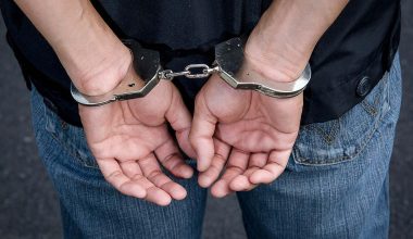 Βόλος: Συνελήφθη άνδρας που έκανε 17 κλοπές σε σούπερ μάρκετ και άρπαξε 78 φιάλες ποτών